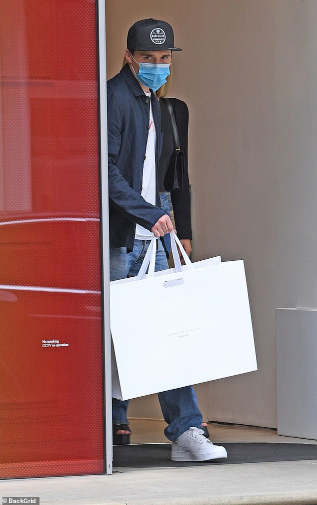 con trai david beckham va ban gai mac do dong dieu di mua sam o london hinh 4