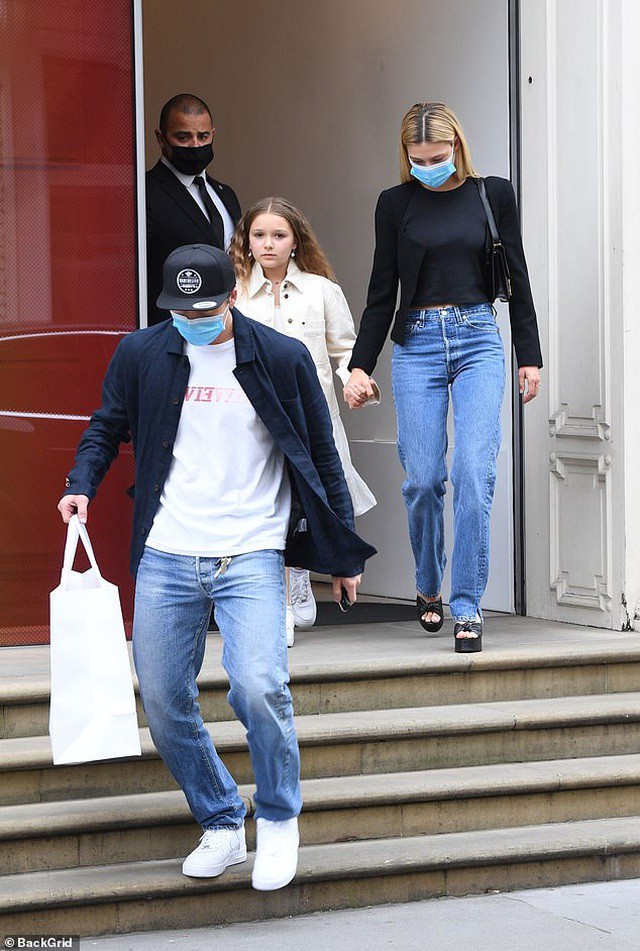 con trai david beckham va ban gai mac do dong dieu di mua sam o london hinh 5