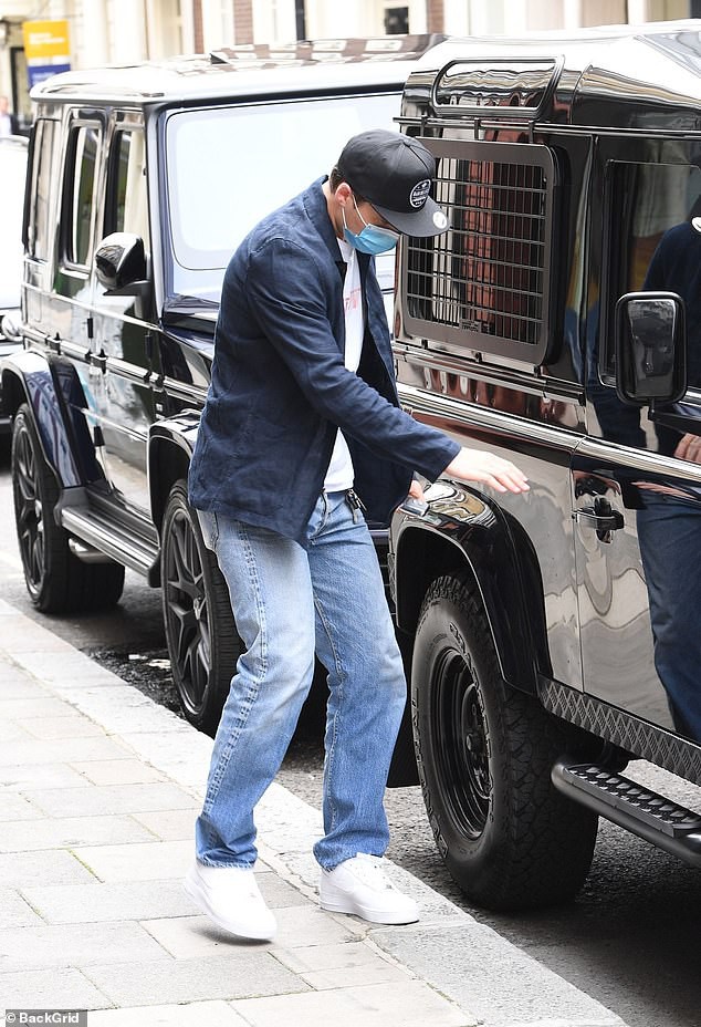 con trai david beckham va ban gai mac do dong dieu di mua sam o london hinh 6
