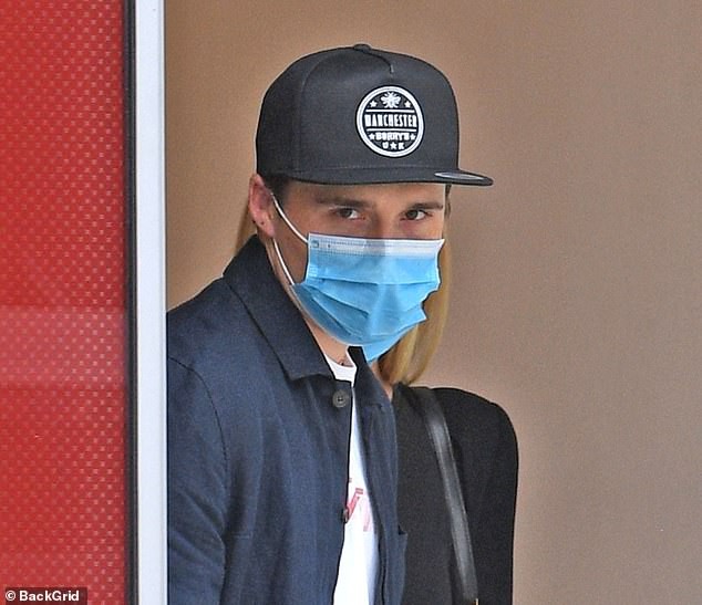 con trai david beckham va ban gai mac do dong dieu di mua sam o london hinh 8