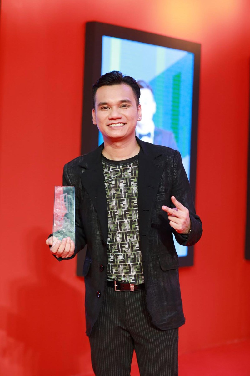 man trinh dien cua chau dang khoa khien khan gia cuoi "be bung" hinh 2