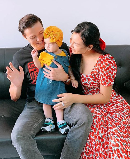chuyen showbiz: khanh thi khoe nhan sac tre dep khi chup anh voi con gai hinh 3