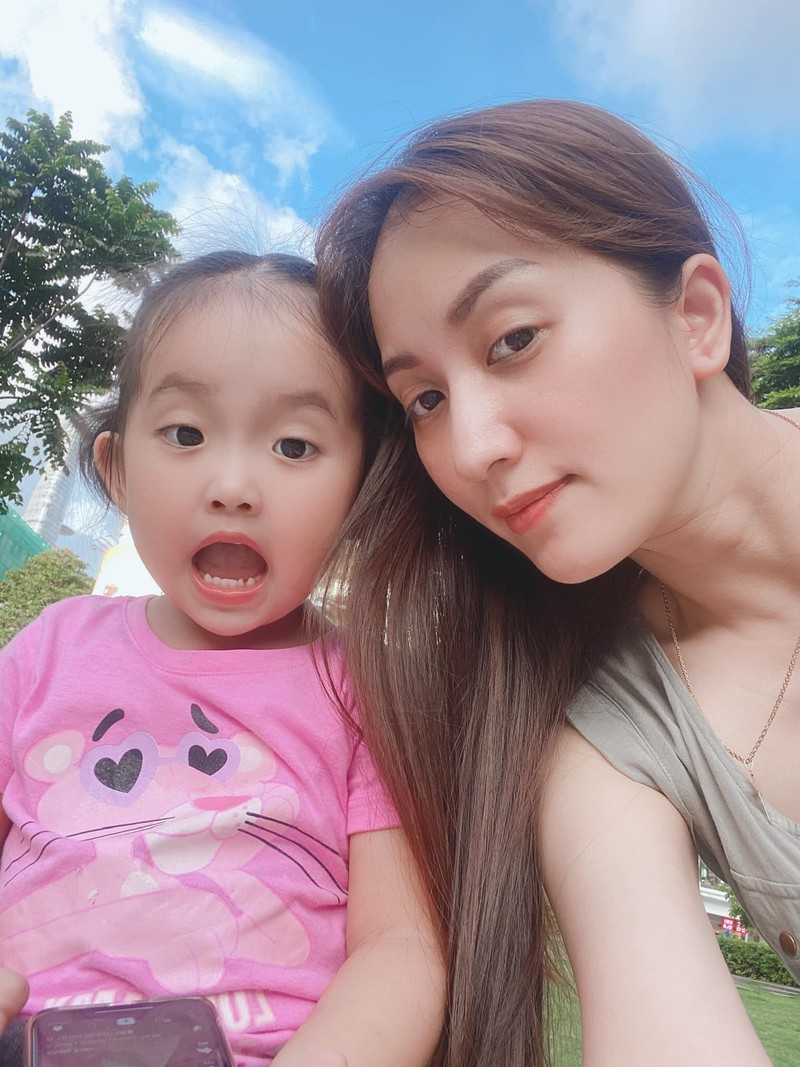 chuyen showbiz: khanh thi khoe nhan sac tre dep khi chup anh voi con gai hinh 1
