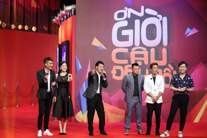mac van khoa bi "dap toi ta" vi lo mieng khen lam vy da xinh dep hinh 2