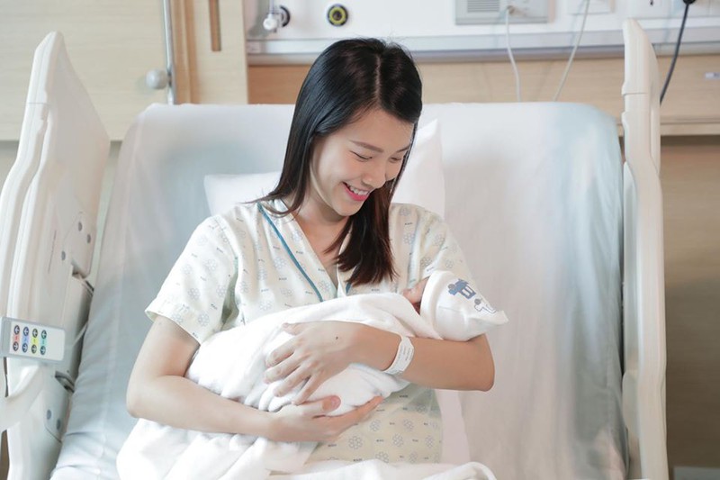 a hau hoang oanh trai long ve giay phut vuot can khi khong co chong o ben hinh 2