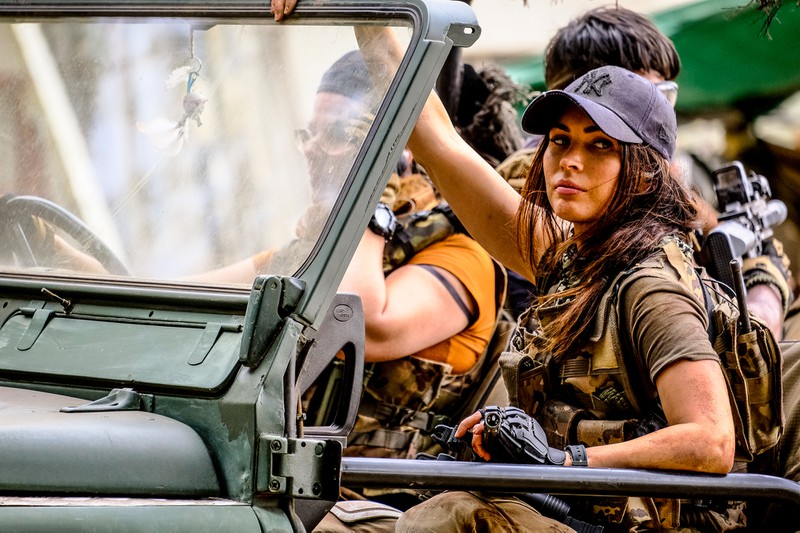 nu than megan fox doi dau manh thu trong phim hanh dong moi hinh 1