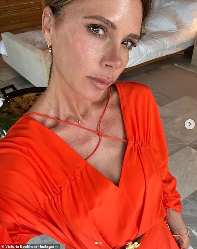 victoria beckham dien dam sang chanh di hen ho lang man cung chong o hy lap hinh 2