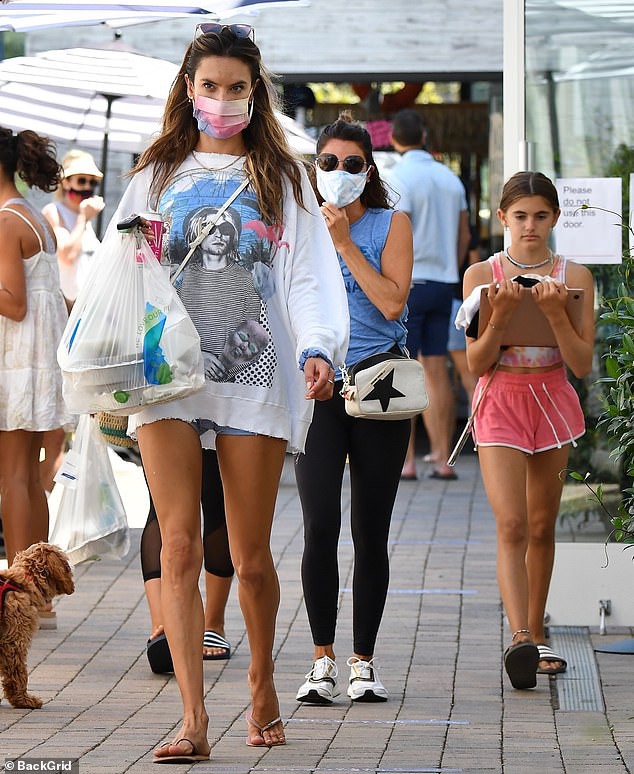 alessandra ambrosio dien mot "giau quan" di mua sam cung con gai cung hinh 2