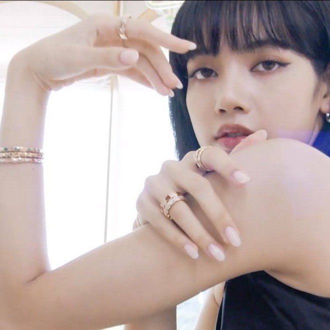 lisa (blackpink) sang chanh, quyen ru voi dam cup nguc hinh 6