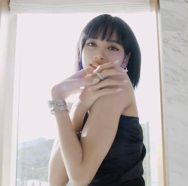 lisa (blackpink) sang chanh, quyen ru voi dam cup nguc hinh 7