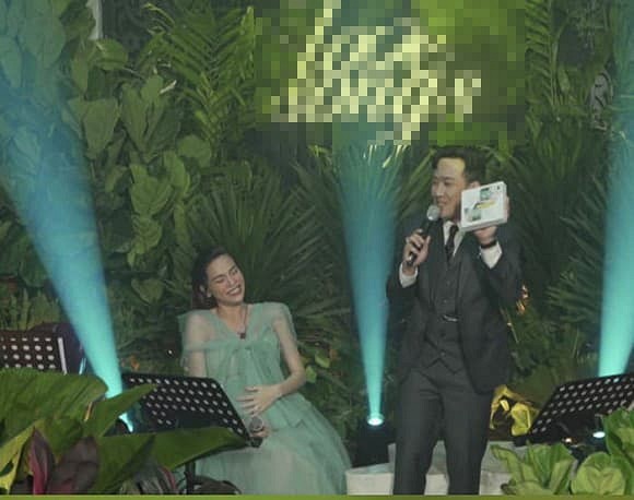 chuyen showbiz: ho ngoc ha bat ngo goi kim ly la "chong" khi livestream hinh 1