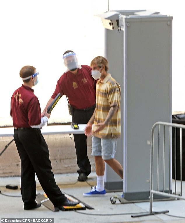 justin bieber tai xuat dien trai cung vo di ghi hinh trong mua dich  hinh 7