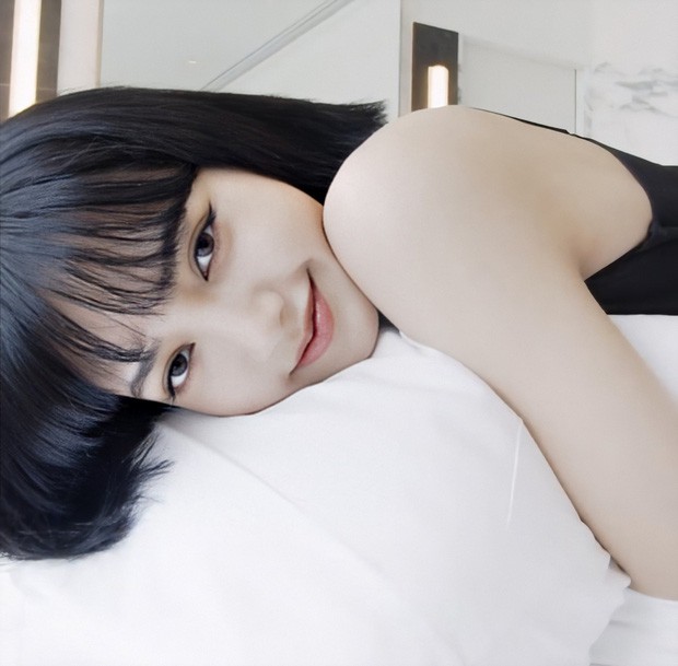 lisa (blackpink) sang chanh, quyen ru voi dam cup nguc hinh 9
