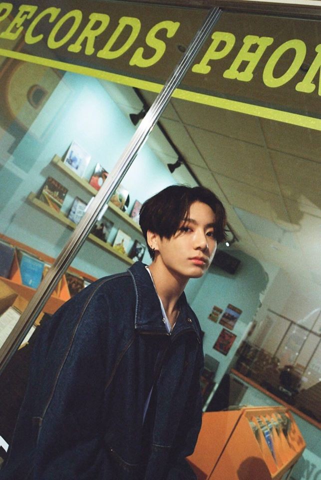bts tung loat anh moi sau khi xo do hang loat ky luc voi "dynamite"  hinh 2