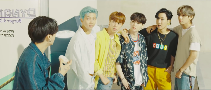 bts chinh thuc soan ngoi blackpink voi mv "dynamite"  hinh 1