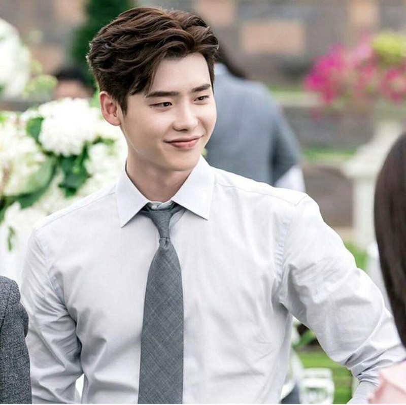 lee jong suk tau biet thu trieu do, tro thanh hang xom cua g-dragon hinh 1