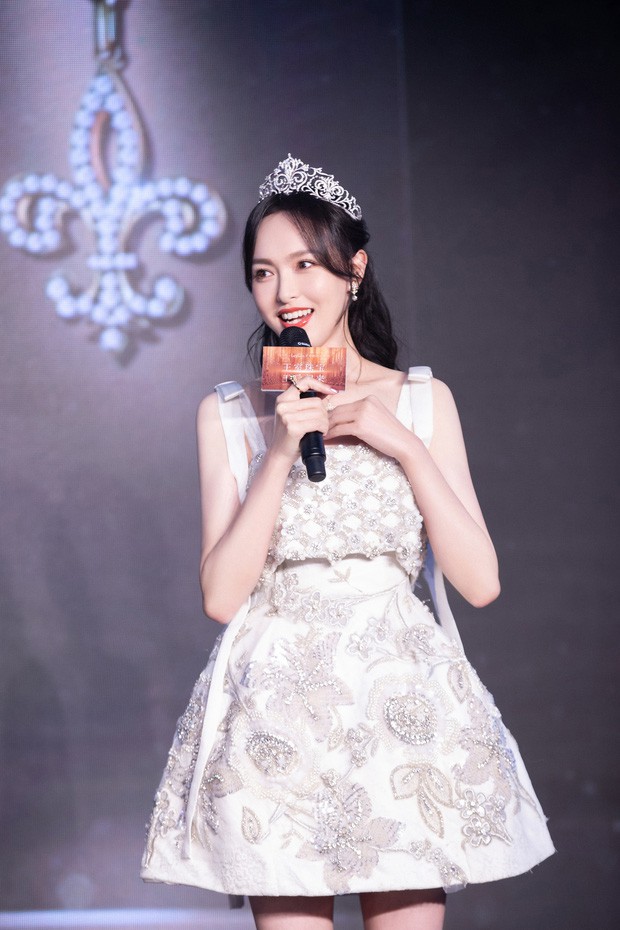 "ba me mot con" duong yen gay sot voi ve ngoai xinh nhu cong chua hinh 2