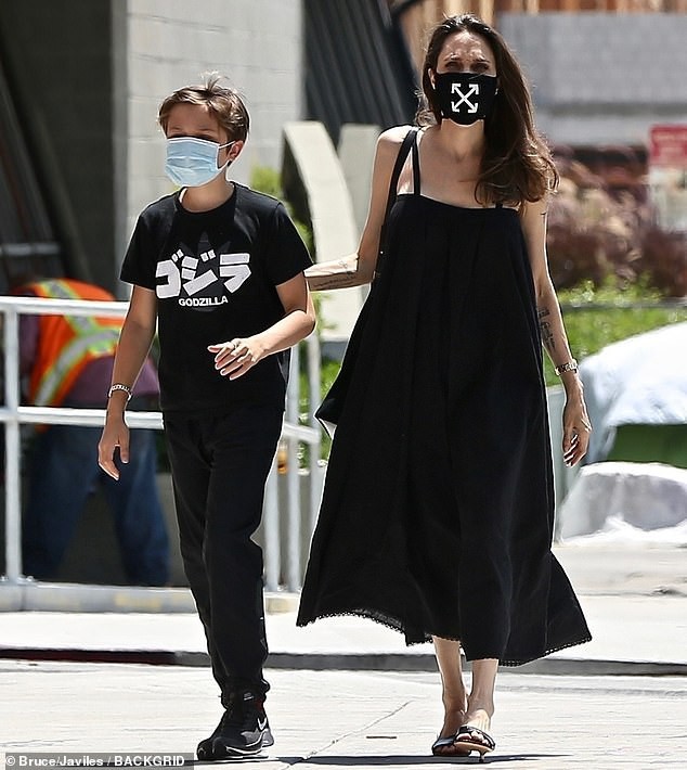angelina jolie mac dam goi cam dua con gai cung di mua sam hinh 4