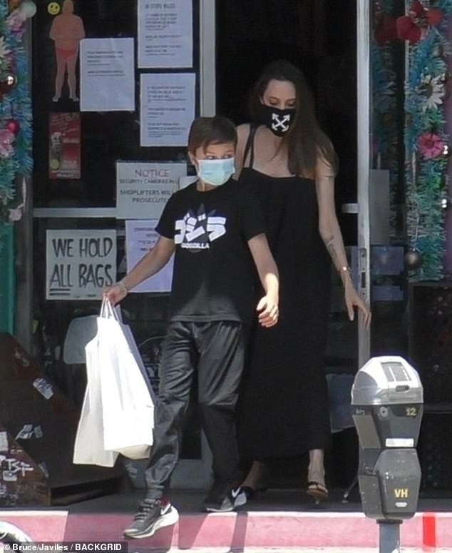 angelina jolie mac dam goi cam dua con gai cung di mua sam hinh 5