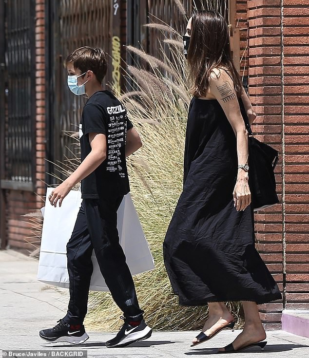 angelina jolie mac dam goi cam dua con gai cung di mua sam hinh 6