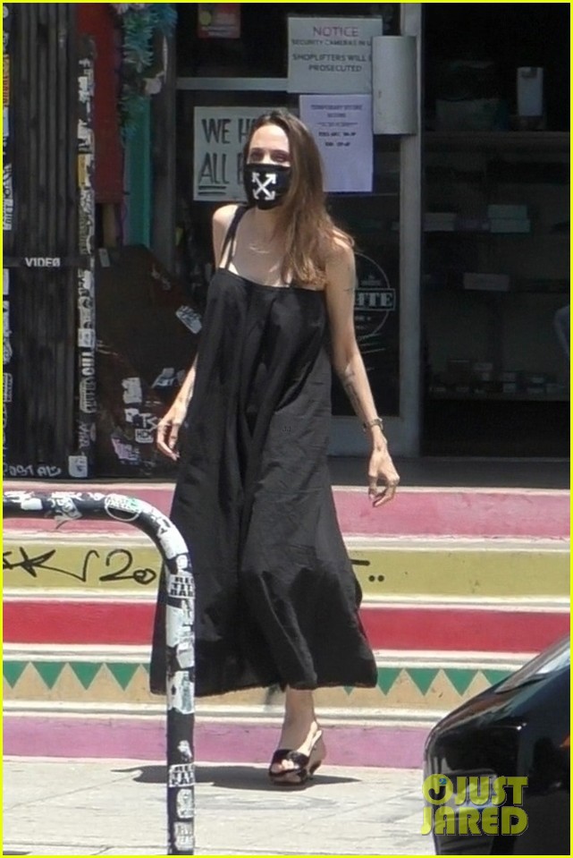 angelina jolie mac dam goi cam dua con gai cung di mua sam hinh 7