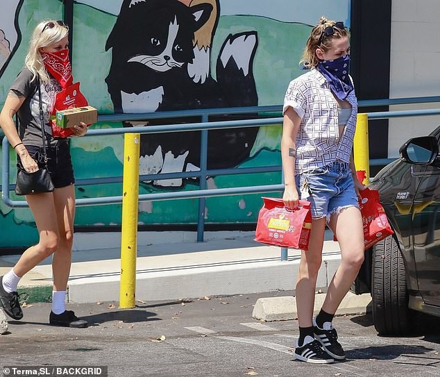 kristen stewart va ban gai moi di mua do an cho thu cung hinh 1