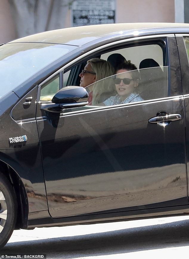 kristen stewart va ban gai moi di mua do an cho thu cung hinh 3