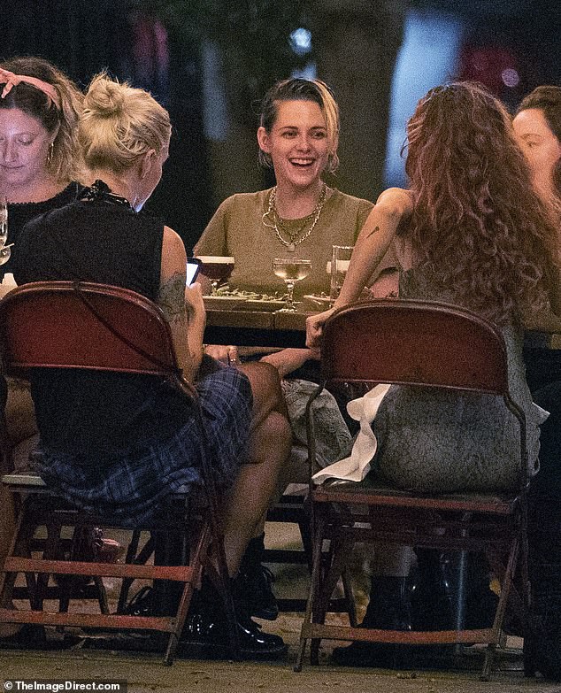 kristen stewart va ban gai moi di mua do an cho thu cung hinh 5