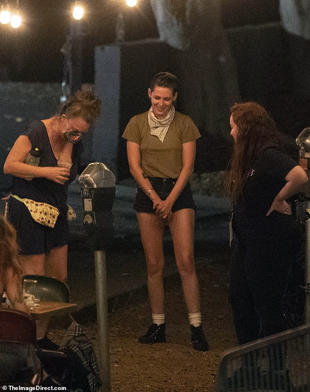 kristen stewart va ban gai moi di mua do an cho thu cung hinh 6