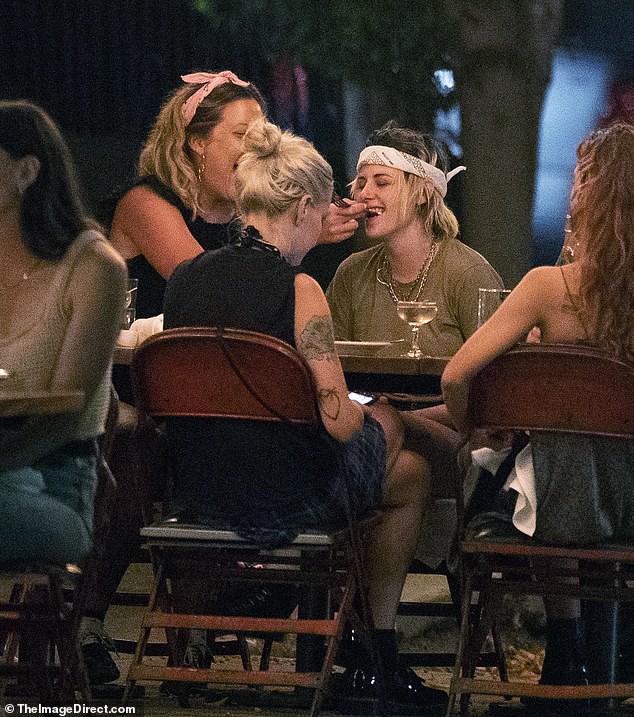 kristen stewart va ban gai moi di mua do an cho thu cung hinh 7