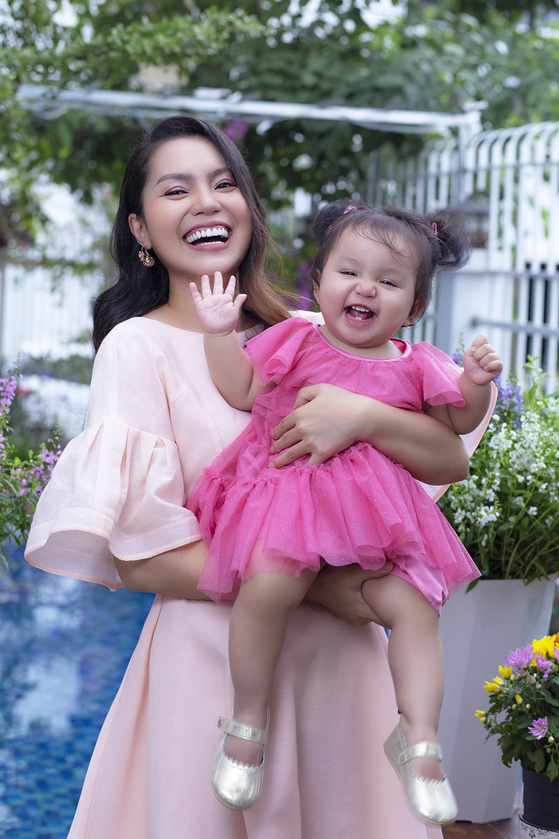 ca si nguyen ngoc anh lan dau khoe anh ngot ngao ben con gai thu hai hinh 2