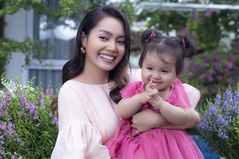ca si nguyen ngoc anh lan dau khoe anh ngot ngao ben con gai thu hai hinh 1