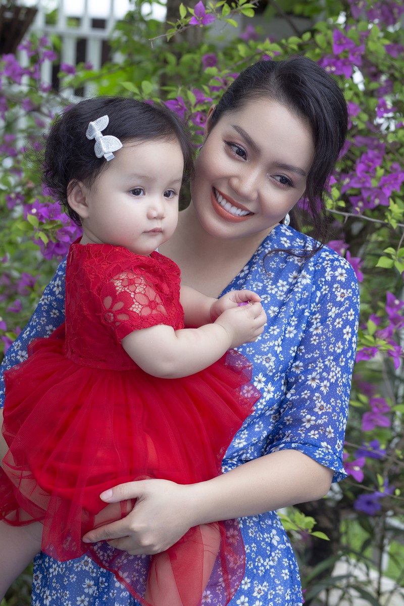 ca si nguyen ngoc anh lan dau khoe anh ngot ngao ben con gai thu hai hinh 3