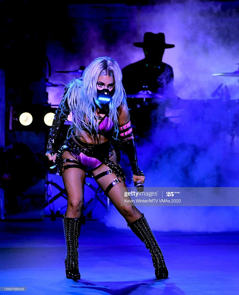 lady gaga, ariana grande deo khau trang, "dot chay" san khau vmas 2020 hinh 3