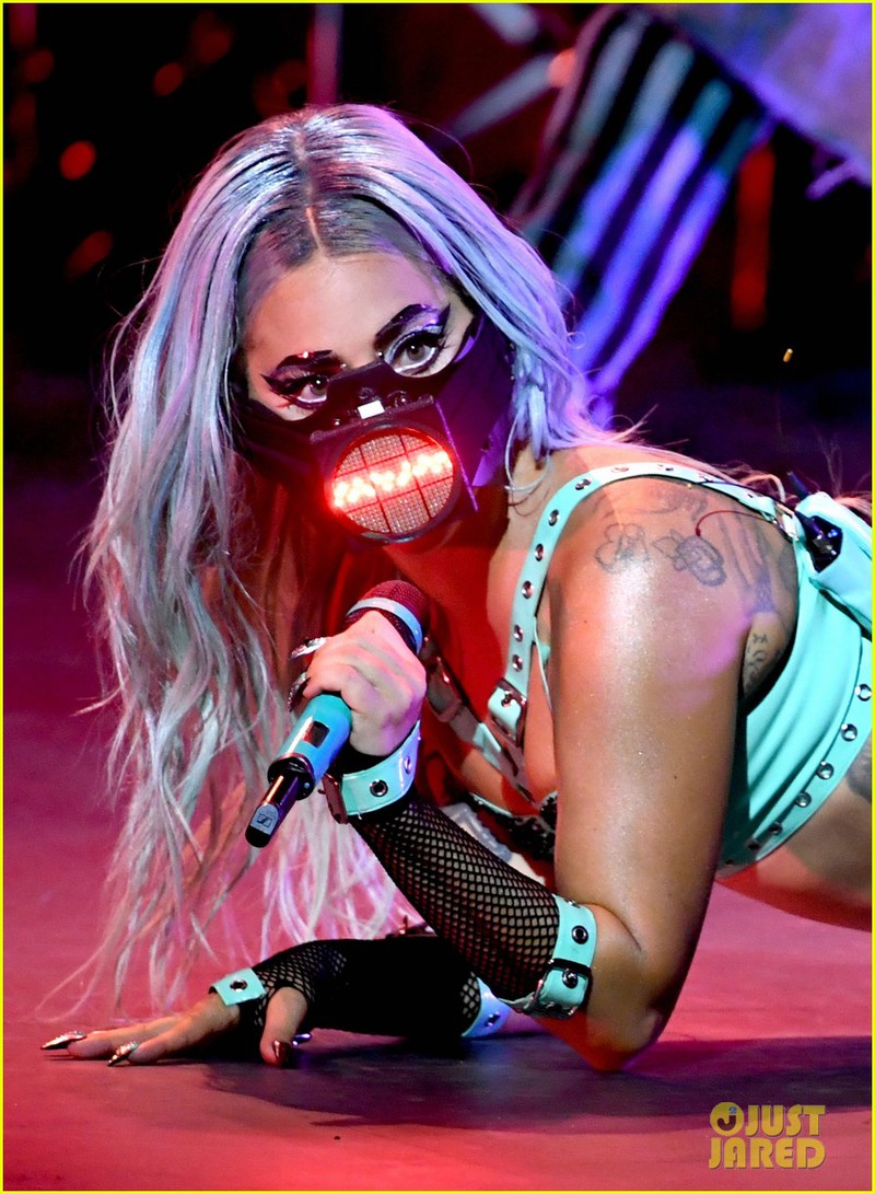 lady gaga, ariana grande deo khau trang, "dot chay" san khau vmas 2020 hinh 6
