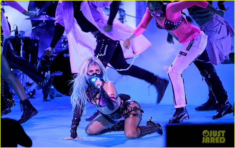 lady gaga, ariana grande deo khau trang, "dot chay" san khau vmas 2020 hinh 7