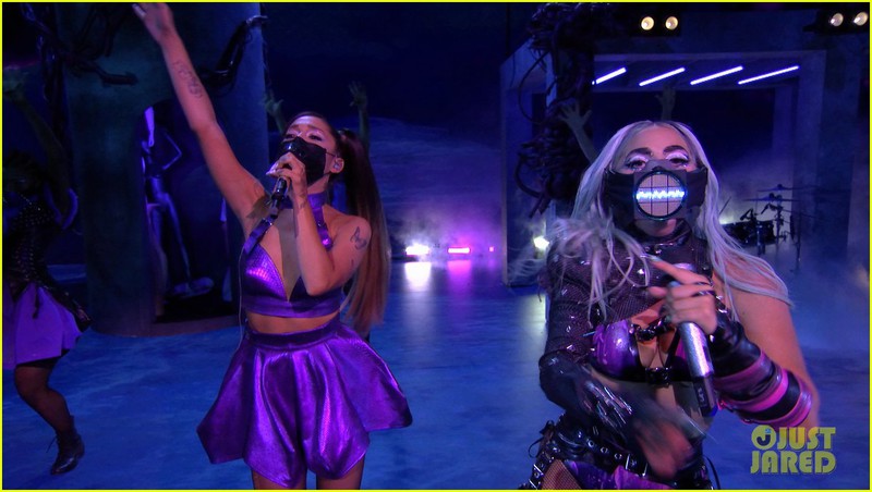 lady gaga, ariana grande deo khau trang, "dot chay" san khau vmas 2020 hinh 9