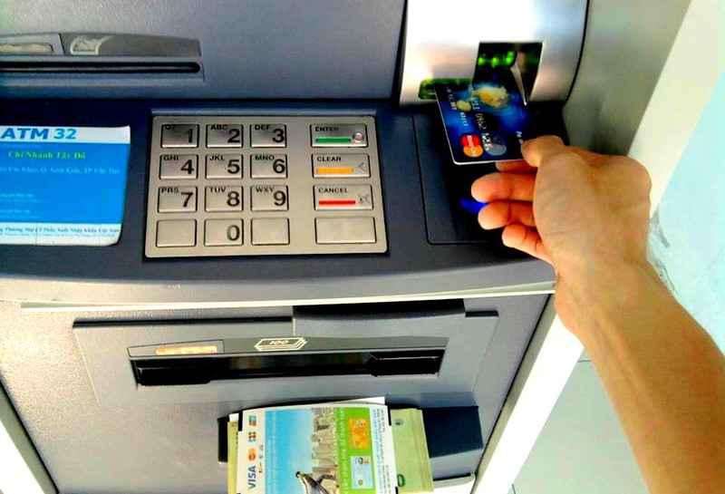 ngan hang nha nuoc yeu cau dung tang phi rut tien noi mang atm hinh 1