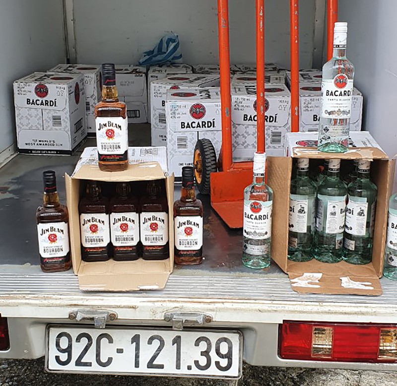 da nang: bat giu 2 xe cho dong vat, ruou ngoai khong ro nguon goc hinh 2