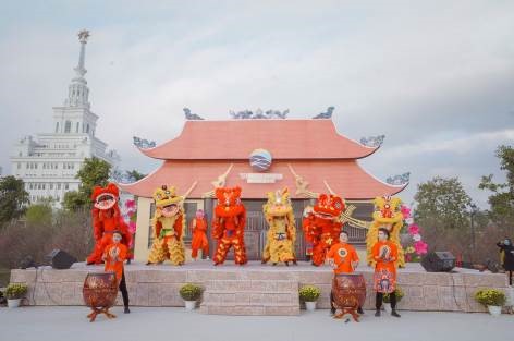 tung bung hoi xuan vinhomes xuyen tet hinh 5