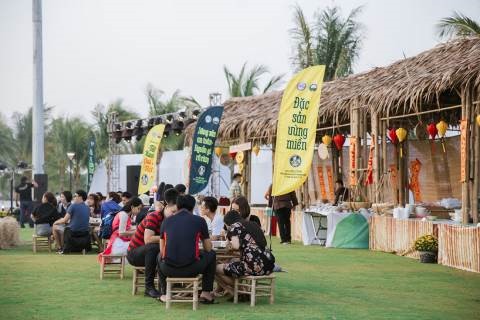 tung bung hoi xuan vinhomes xuyen tet hinh 8
