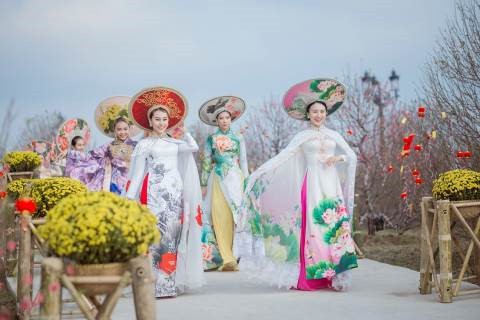 tung bung hoi xuan vinhomes xuyen tet hinh 4