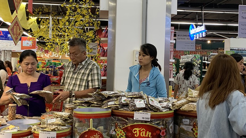 gia ca hang hoa phuc vu tet o tphcm on dinh, hop ly hinh 2
