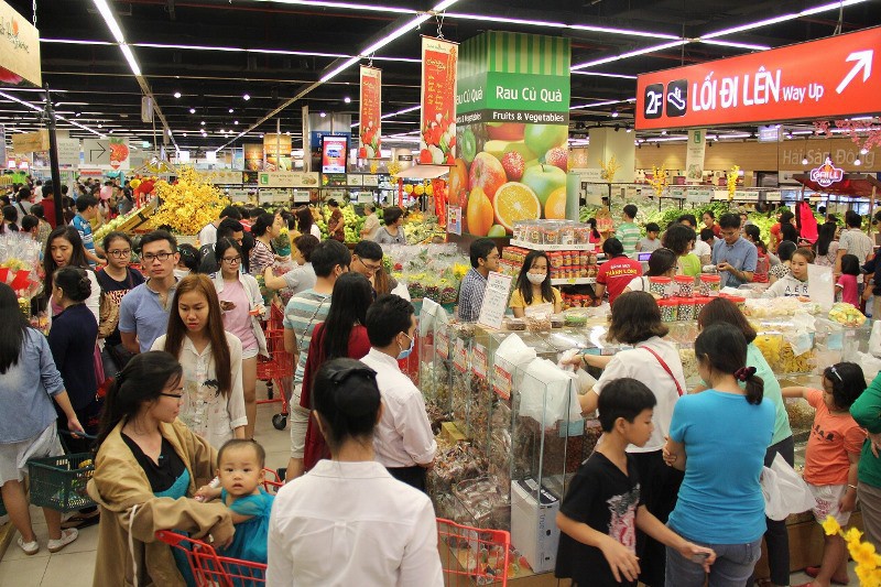 nhon nhip khong khi mua sam ngay can tet hinh 1
