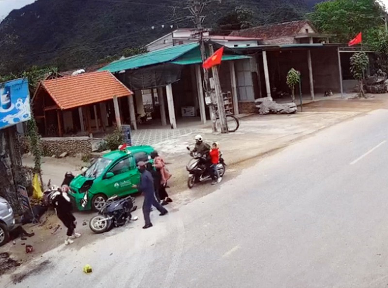 tai xe taxi ngu gat dam vao ven duong lam nhieu nguoi bi thuong hinh 1
