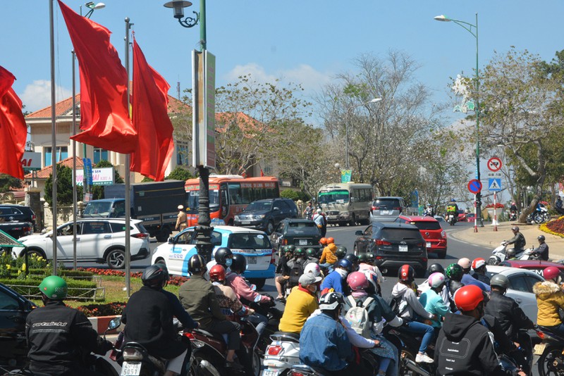 van con 73 du khach la nguoi trung quoc dang luu tru tai da lat hinh 1