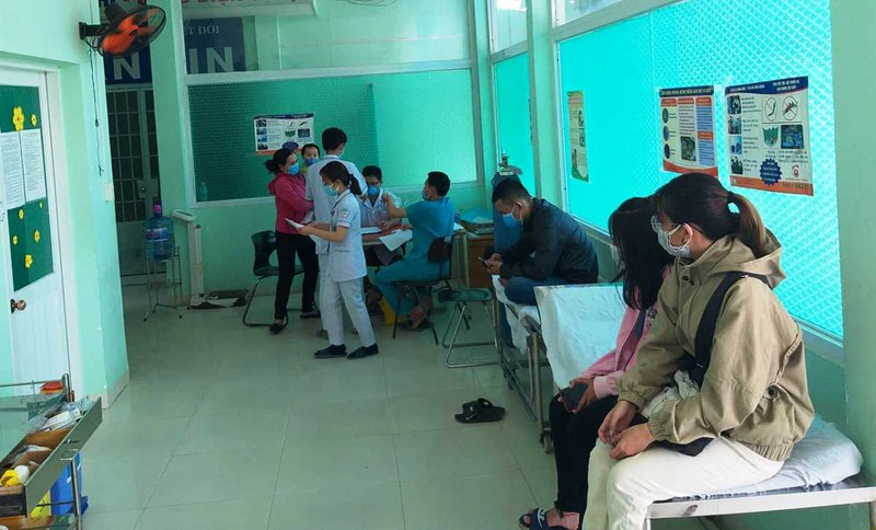 sau khi cong bo dich, nhieu nguoi den benh vien de kham ncov hinh 1