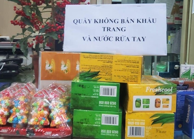 cho thuoc lon nhat mien bac khong ban khau trang, nguoi dan buc xuc hinh 1