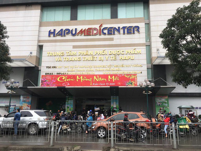 cong an vao cuoc vu cho thuoc hapulico treo bien "khong ban khau trang" hinh 1