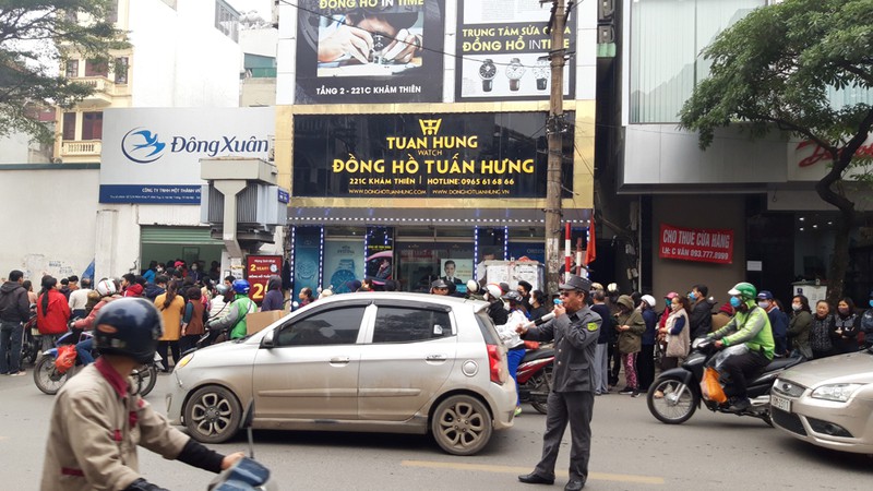 ha noi: hang tram nguoi dan xep hang de mua khau trang khang khuan hinh 10